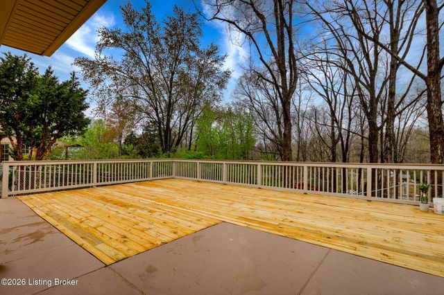 8817 Lakeridge Dr, Louisville, KY 40272