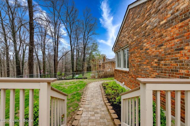 8817 Lakeridge Dr, Louisville, KY 40272