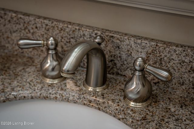 8817 Lakeridge Dr, Louisville, KY 40272