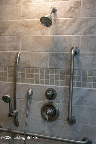 8817 Lakeridge Dr, Louisville, KY 40272