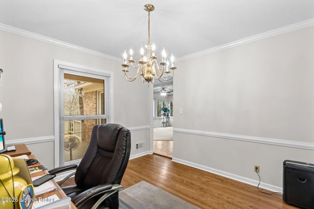 8817 Lakeridge Dr, Louisville, KY 40272