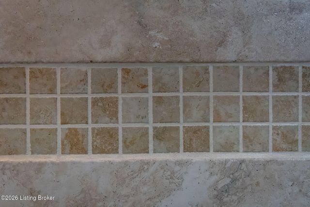 8817 Lakeridge Dr, Louisville, KY 40272