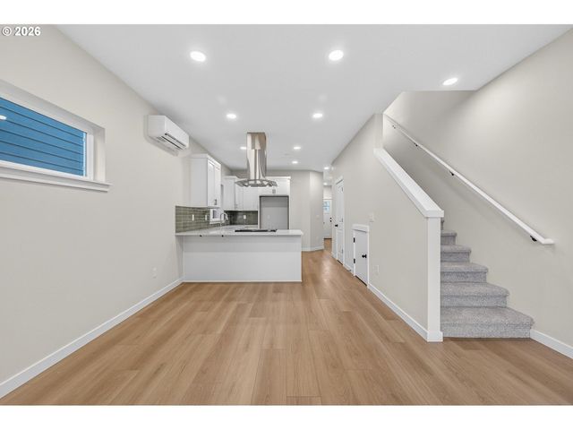 9267 E Burnside St, Portland, OR 97216