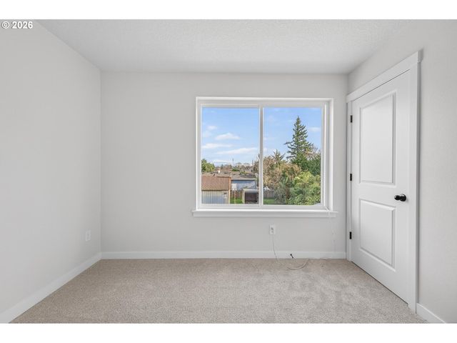 9267 E Burnside St, Portland, OR 97216