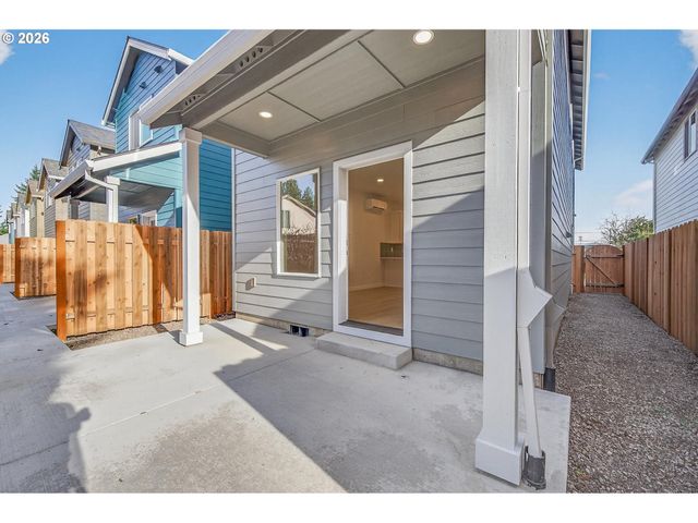 9267 E Burnside St, Portland, OR 97216