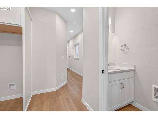 9267 E Burnside St, Portland, OR 97216