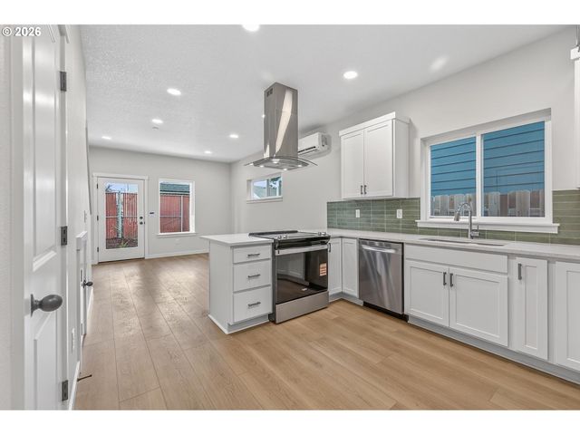 9267 E Burnside St, Portland, OR 97216