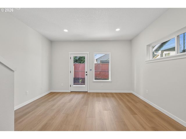 9267 E Burnside St, Portland, OR 97216