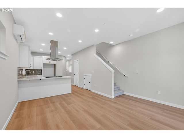 9267 E Burnside St, Portland, OR 97216