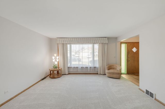 6743 W 89th Place, Oak Lawn, IL 60453