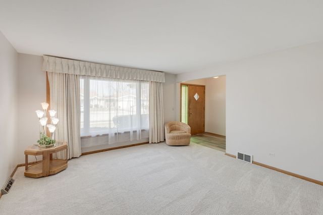 6743 W 89th Place, Oak Lawn, IL 60453