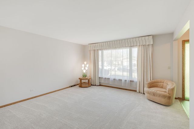 6743 W 89th Place, Oak Lawn, IL 60453