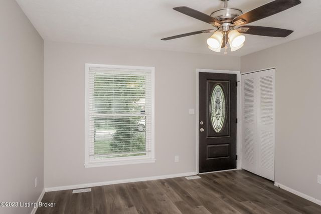 7415 Hallmark Dr, Louisville, KY 40258