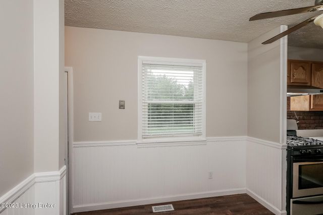 7415 Hallmark Dr, Louisville, KY 40258