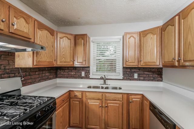 7415 Hallmark Dr, Louisville, KY 40258