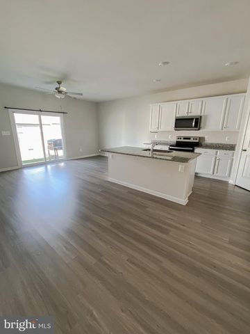 131 CRAMSFORD ST, Falling Waters, WV 25419
