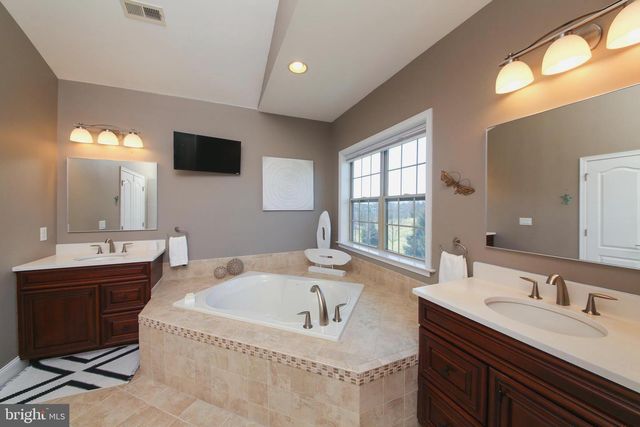 5800 NASH DR, Pipersville, PA 18947