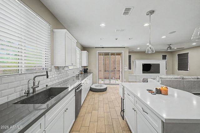 15918 S 11TH Way, Phoenix, AZ 85048