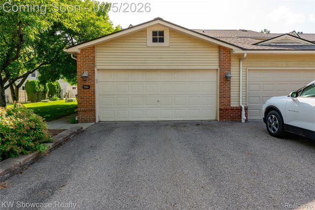 5666 Drake Hollow Drive E, West Bloomfield Charter Township, MI 48322