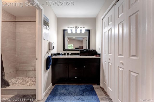 5666 Drake Hollow Drive E, West Bloomfield Charter Township, MI 48322