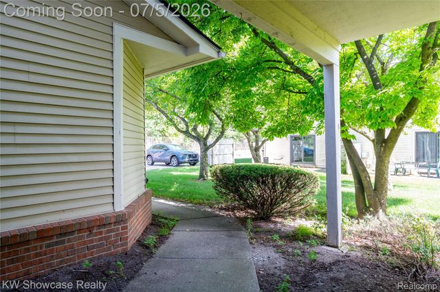 5666 Drake Hollow Drive E, West Bloomfield Charter Township, MI 48322