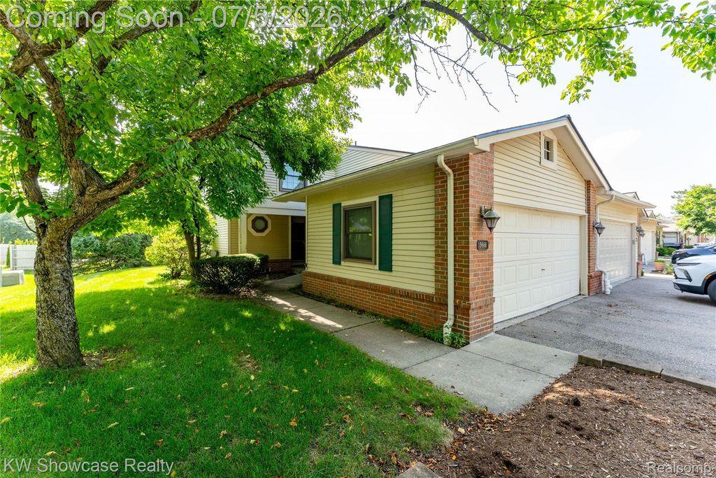 5666 Drake Hollow Drive E, West Bloomfield Charter Township, MI 48322