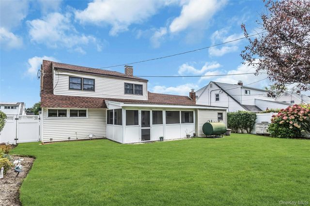 30 Cable Lane, Hicksville, NY 11801