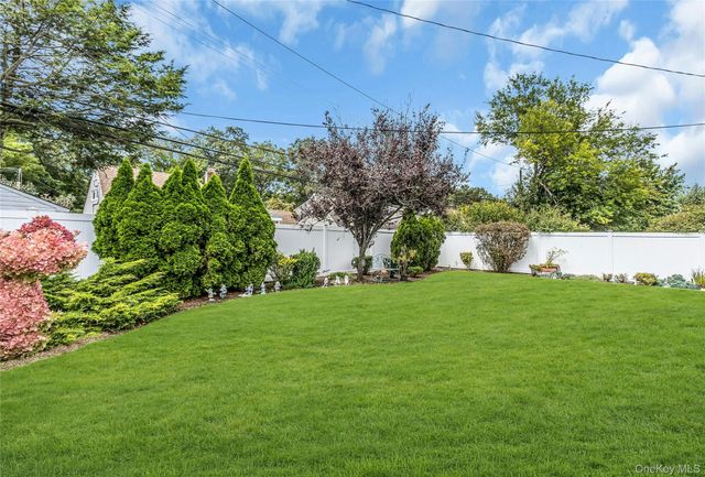 30 Cable Lane, Hicksville, NY 11801