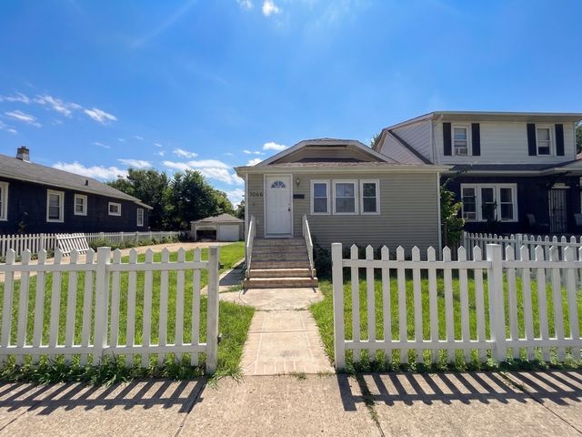 1045 W 104th Place, Chicago, IL 60643
