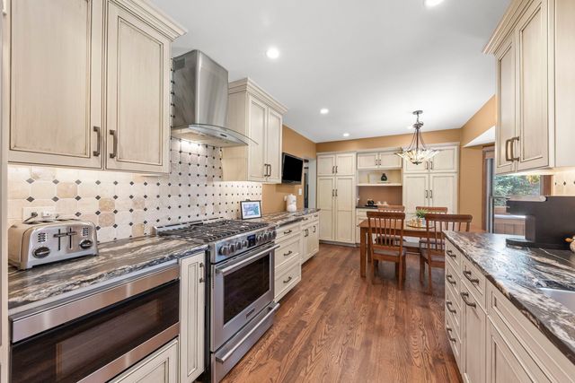 27W118 Cove Lane, Warrenville, IL 60555