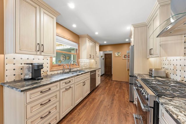 27W118 Cove Lane, Warrenville, IL 60555