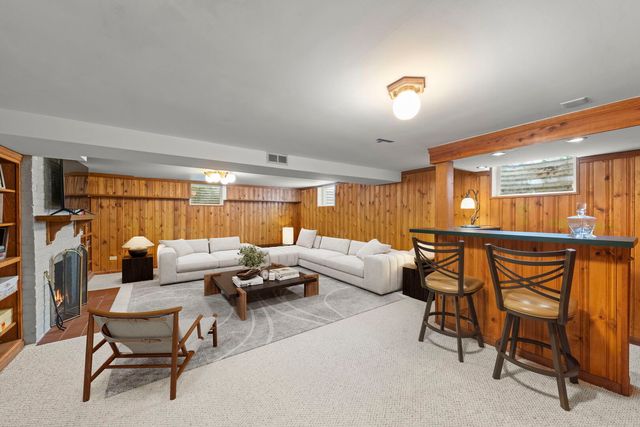 27W118 Cove Lane, Warrenville, IL 60555