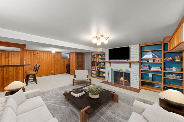 27W118 Cove Lane, Warrenville, IL 60555