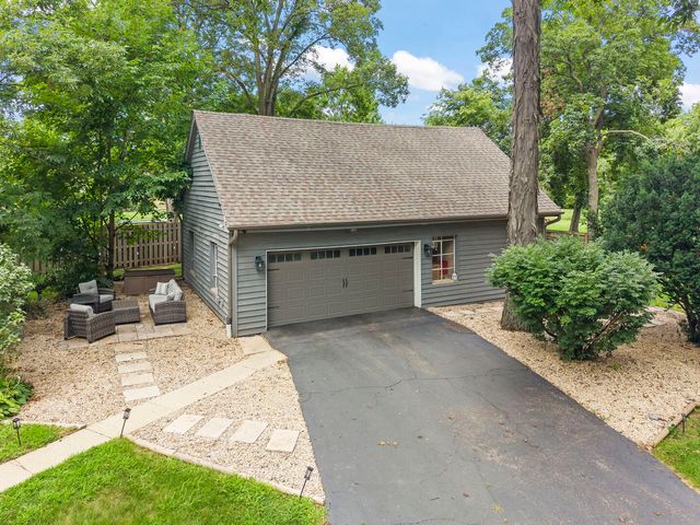 27W118 Cove Lane, Warrenville, IL 60555