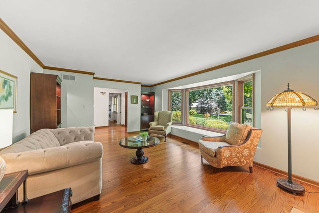 27W118 Cove Lane, Warrenville, IL 60555