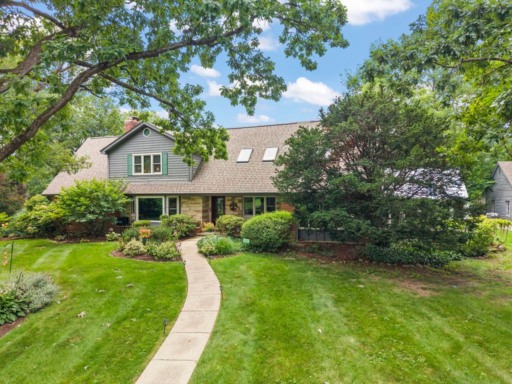 27W118 Cove Lane, Warrenville, IL 60555