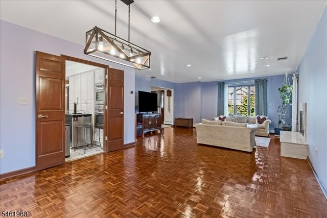 37 Jani Ct, Clifton City, NJ 07013
