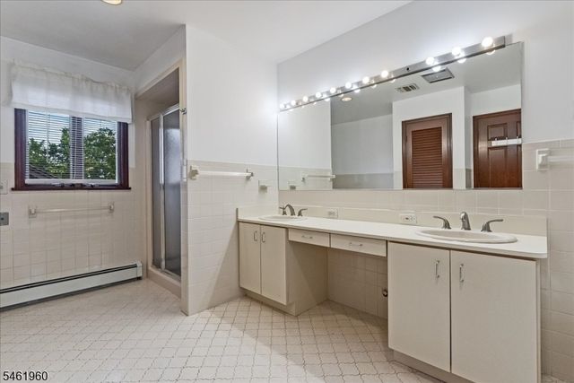 37 Jani Ct, Clifton City, NJ 07013