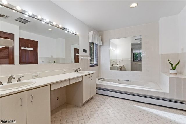 37 Jani Ct, Clifton City, NJ 07013