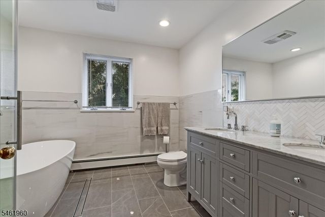37 Jani Ct, Clifton City, NJ 07013