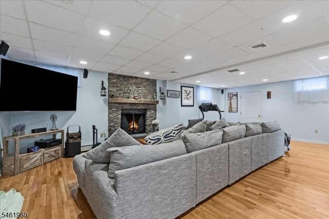 37 Jani Ct, Clifton City, NJ 07013