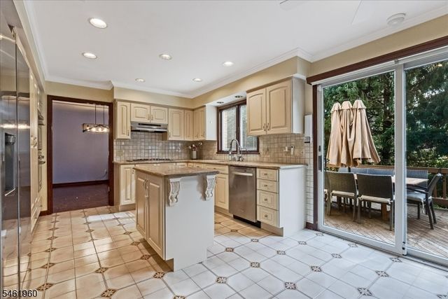 37 Jani Ct, Clifton City, NJ 07013