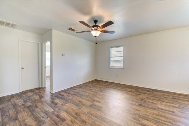 402 N 1st Street, Beasley, TX 77417