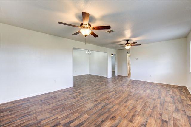 402 N 1st Street, Beasley, TX 77417