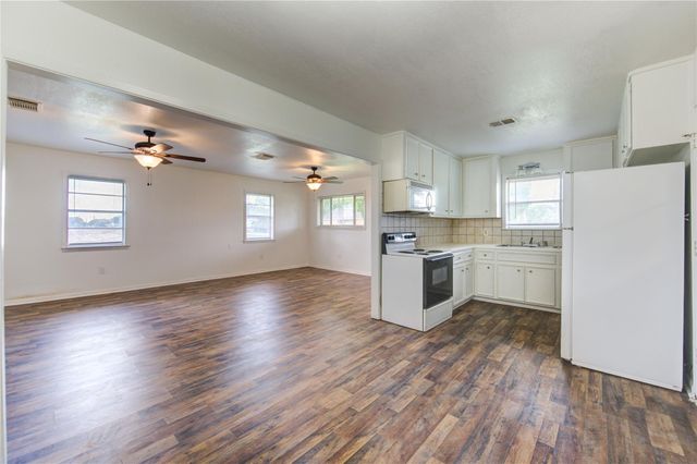 402 N 1st Street, Beasley, TX 77417
