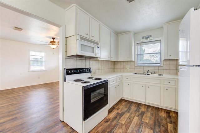 402 N 1st Street, Beasley, TX 77417