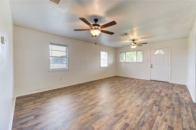 402 N 1st Street, Beasley, TX 77417