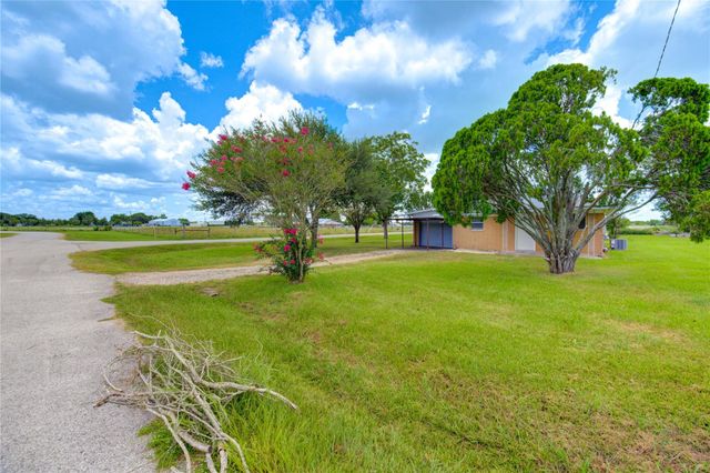 402 N 1st Street, Beasley, TX 77417