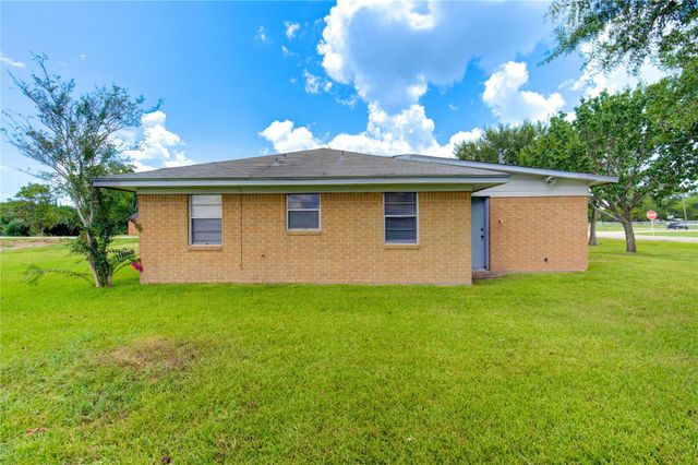 402 N 1st Street, Beasley, TX 77417