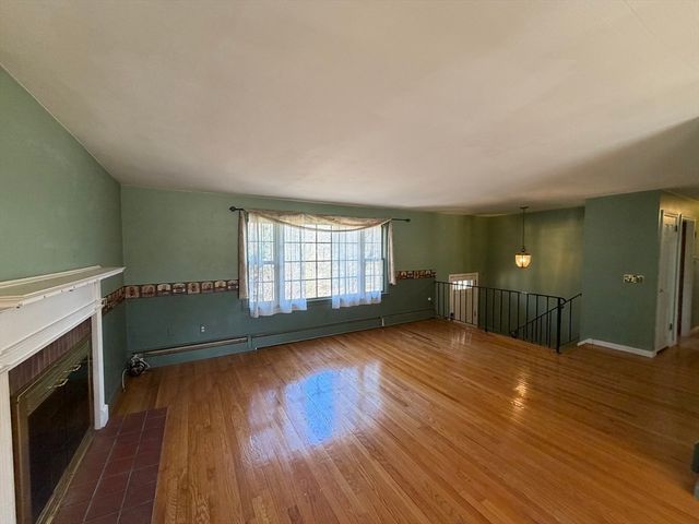 125 Brookfield Rd, Sturbridge, MA 01518